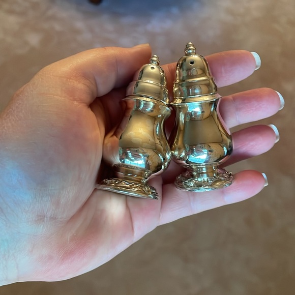 Vintage Oneida Silver Plated Salt and Pepper Shakers - Picture 7 of 7
